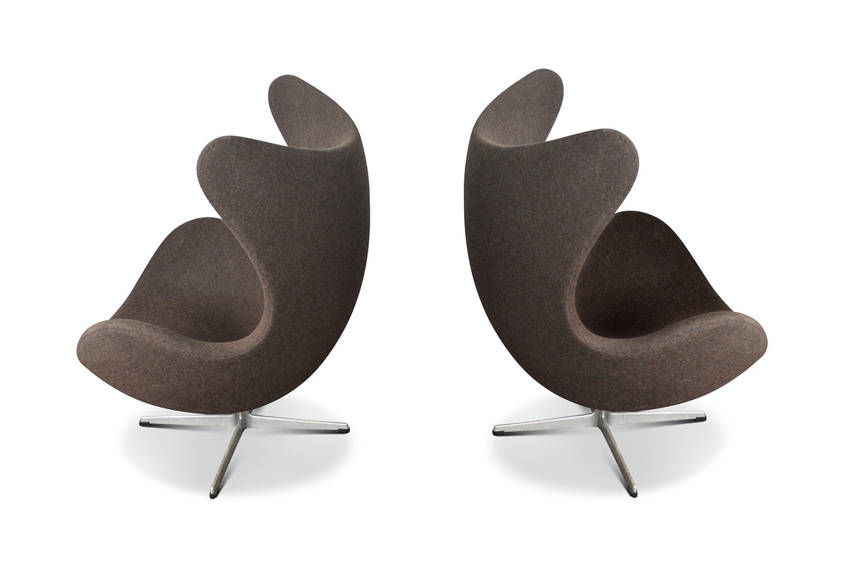 PAIR OF 1960s ARNE JACOBSEN EGG CHAIRS FOR FRITZ HANSEN Mid