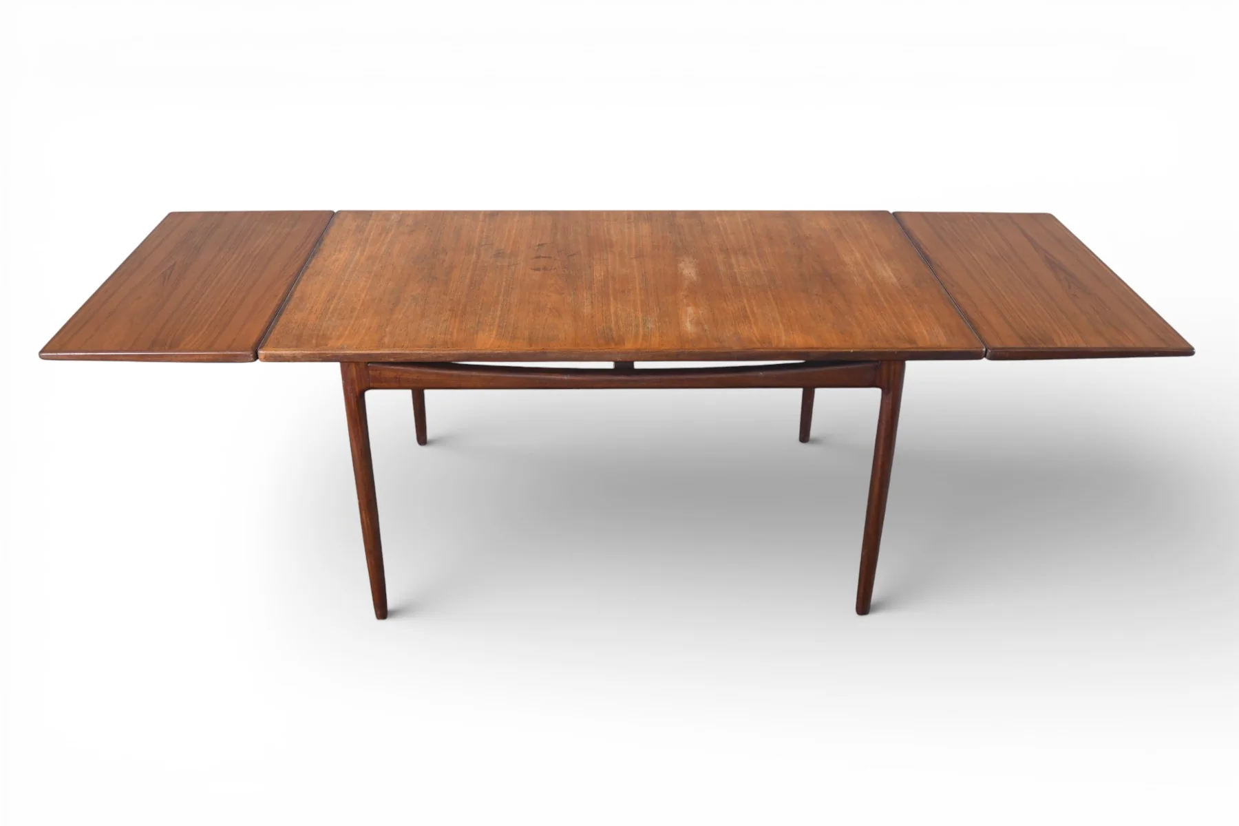 How to Choose the Perfect Mid-Century Dining Table