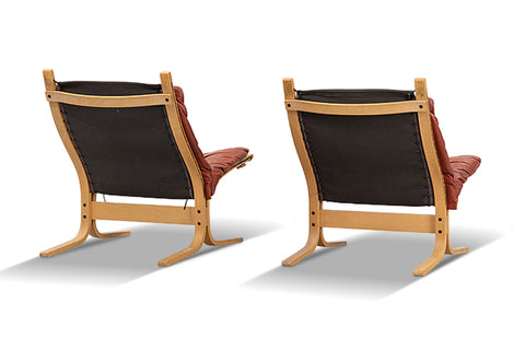 PAIR OF LOWBACK "SIESTA" LOUNGE CHAIRS IN RUST TONED LEATHER + BEECH