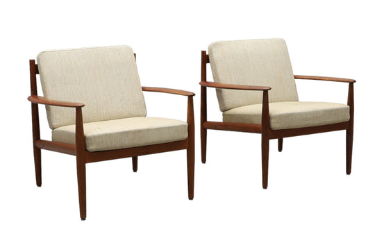 PAIR OF GRETE JALK "F118" LOUNGE CHAIRS IN TEAK