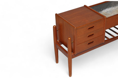 ARNE WAHL IVERSEN MODEL 36 PLANTER / HALLWAY CHEST IN TEAK Top view of drawers