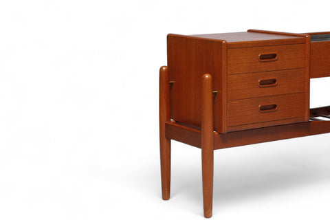 ARNE WAHL IVERSEN MODEL 36 PLANTER / HALLWAY CHEST IN TEAK Front view of the drawers