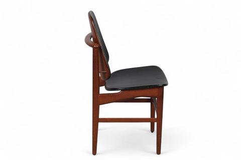 Side profile of Arne Hovmand Olsen dining chair