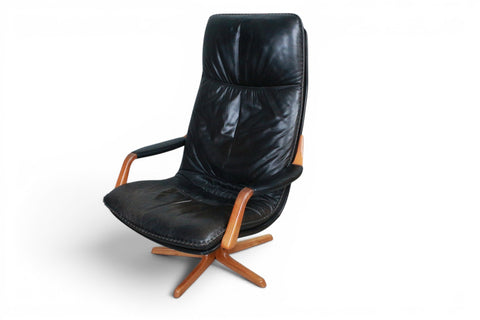 Side profile of Arne Wahl Iversen black leather highback swivel chair by Komfort 1970s Danish
