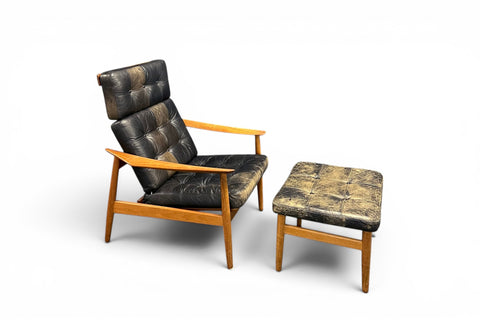 Front view of Arne Vodder FD 164 highback armchair - 1960s teak leather