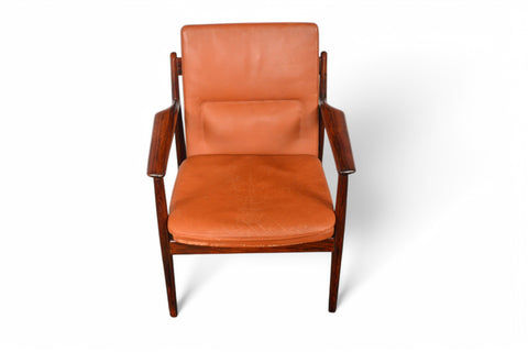 MODEL 431 ARMCHAIR FRONT-TOP VIEW
