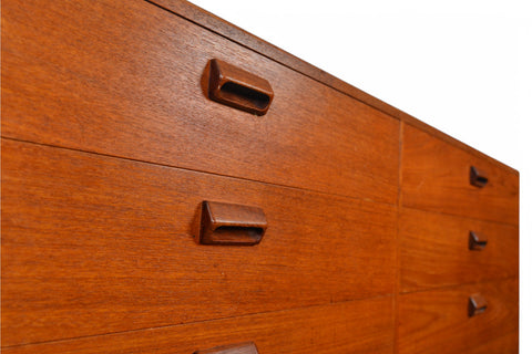 BØRGE MOGENSEN LOW EIGHT DRAWER TEAK DRESSER Drawers close up