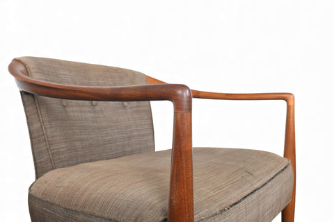 1950s SCULPTURAL MID CENTURY LOUNGE CHAIR IN WALNUT