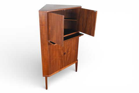 BORUP MØBELFABRIK "BM207" TEAK CORNER UNIT / BAR WITH PULLOUT TRAY