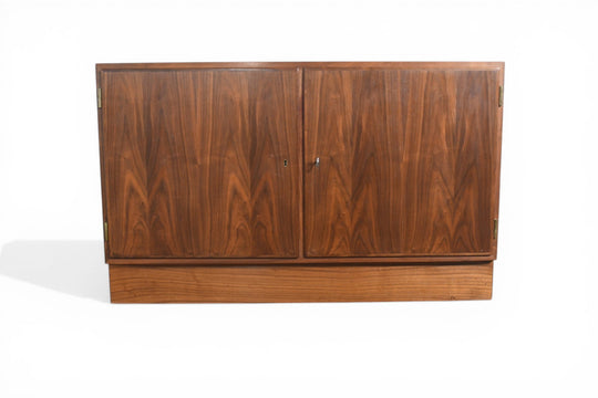 CARLO JENSEN WALNUT CREDENZA BY HUNDEVAD + CO | DANISH MODERN 1960s