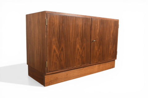CARLO JENSEN WALNUT CREDENZA BY HUNDEVAD + CO | DANISH MODERN 1960s