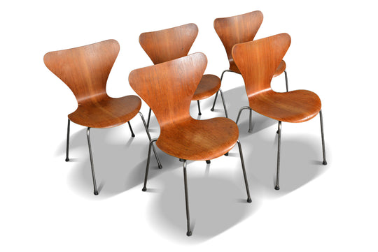 SET OF FIVE MODEL 3107 ARNE JACOBSEN  SERIES 7 STACKABLE TEAK DINING CHAIRS