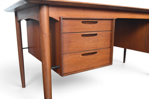 Restored 1960s Danish modern teak executive desk, close-up of teak grain
