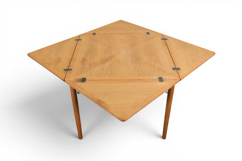 1950s Danish expandable oak dining table, underside leaf mechanism detail