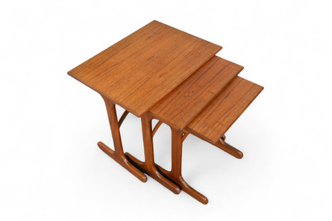 SET OF DUCK FOOT MODERN NESTING TABLES IN TEAK