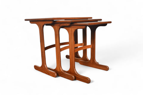 SET OF DUCK FOOT MODERN NESTING TABLES IN TEAK