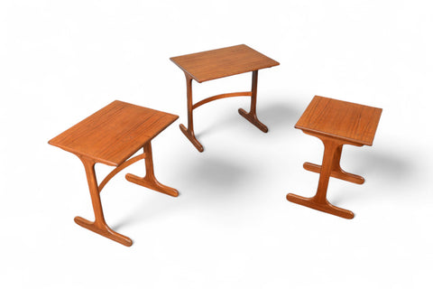 SET OF DUCK FOOT MODERN NESTING TABLES IN TEAK