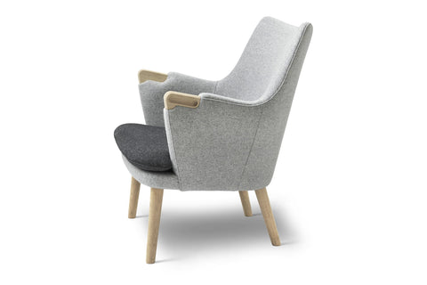 CH71 Lounge Chair - Side