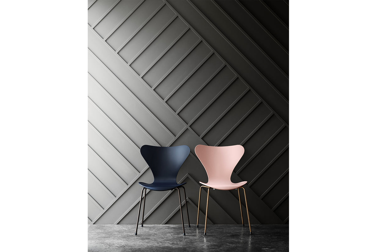 ARNE JACOBSEN MODEL 3107 SERIES 7 CLEAR LACQUER