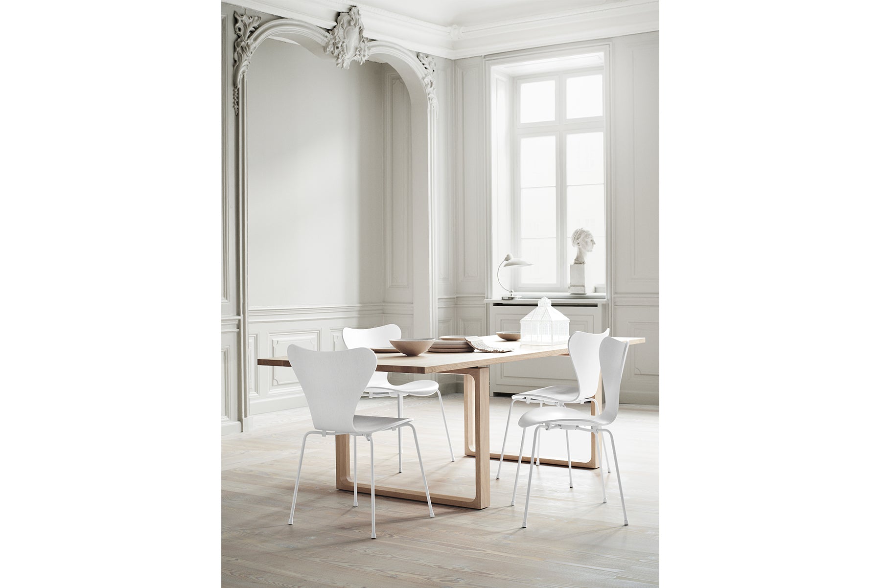 ARNE JACOBSEN MODEL 3107 SERIES 7 CLEAR LACQUER