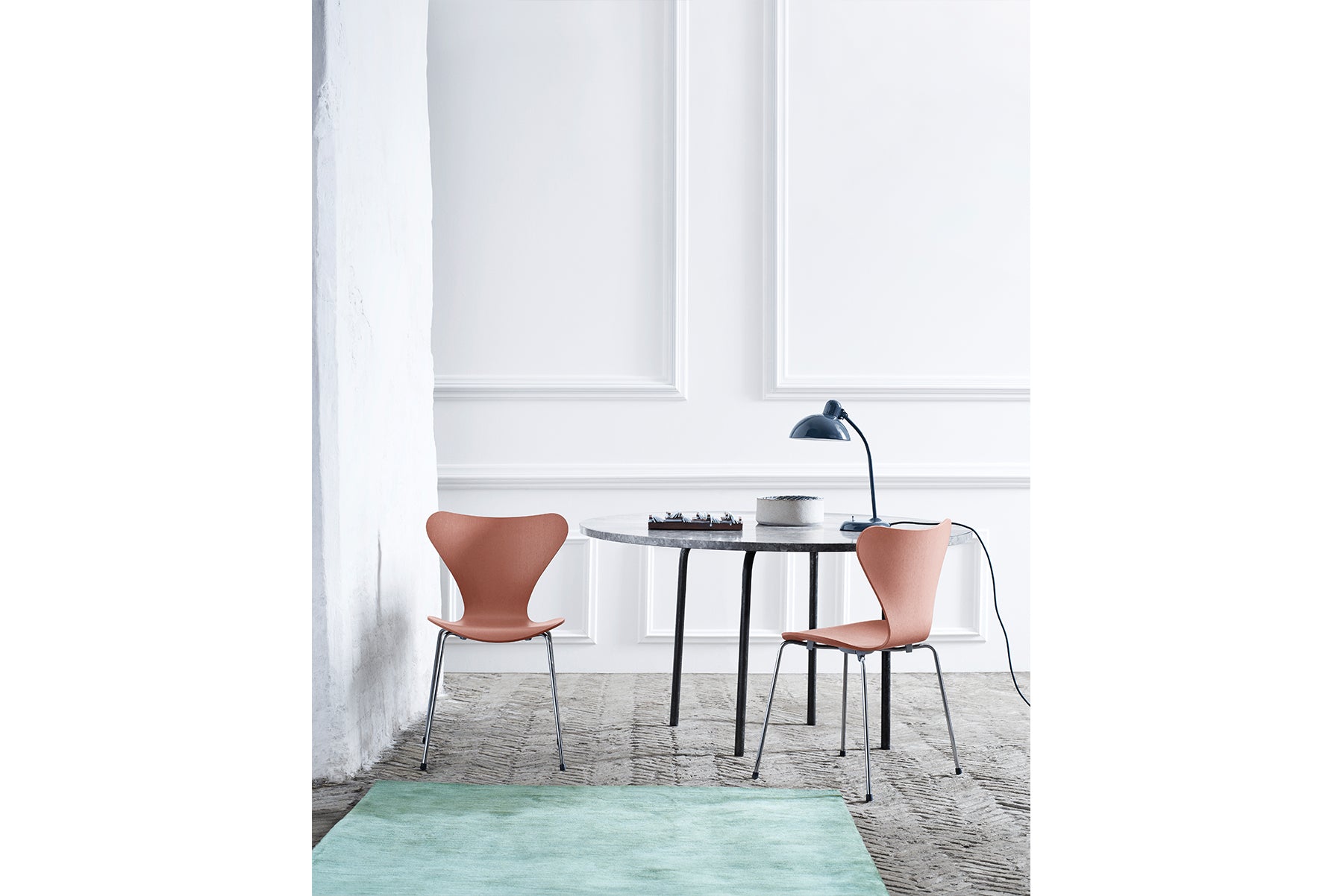 ARNE JACOBSEN MODEL 3107 SERIES 7 CLEAR LACQUER