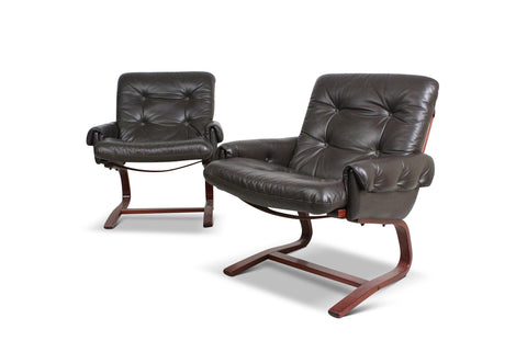 PAIR OF CANTILEVERED LEATHER LOUNGE CHAIRS BY INGMAR RELLING