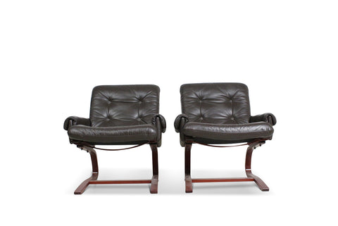 PAIR OF CANTILEVERED LEATHER LOUNGE CHAIRS BY INGMAR RELLING