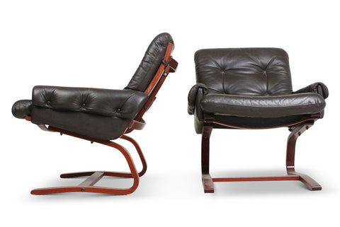 PAIR OF CANTILEVERED LEATHER LOUNGE CHAIRS BY INGMAR RELLING